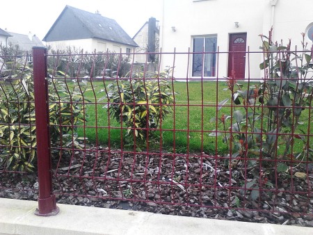 Clôture "DIRICKS" posé sur murets à Montreuil le Gast