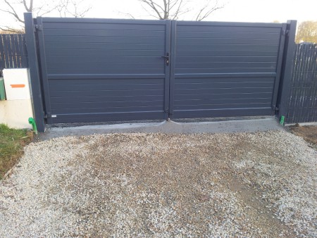Portail battant en Aluminium Gris Anthracite à Plouer sur Rance