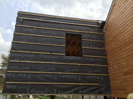 Montage des modules bois sur pilotis