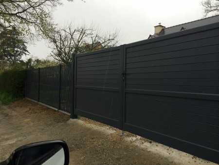 Portail battant Aluminium RAL 7016 et clôture  avec brise vue PVC